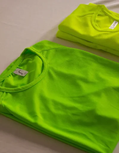 Abbigliamento sportivo: T-shirt fluo con manica corta di tessuto tecnico utilizzate per la corsa e la camminata
