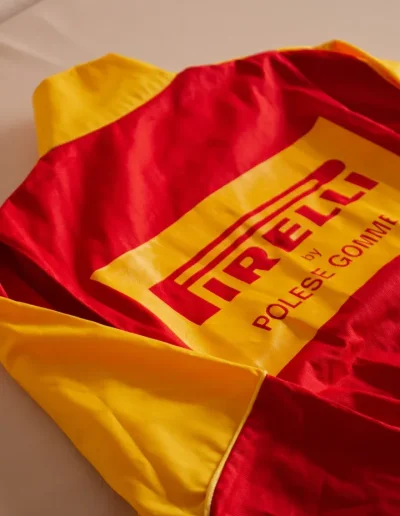Tuta da lavoro Pirelli a maniche lunghe gialla e rossa ideale per il settore industriale, con tasche e zip