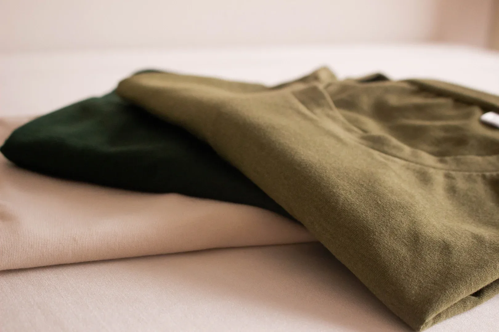 Polo bianca e nera personalizzabile con bottoni a vista, disponibili in diverse taglie e colori per il tuo abbigliamento professionale perfetto