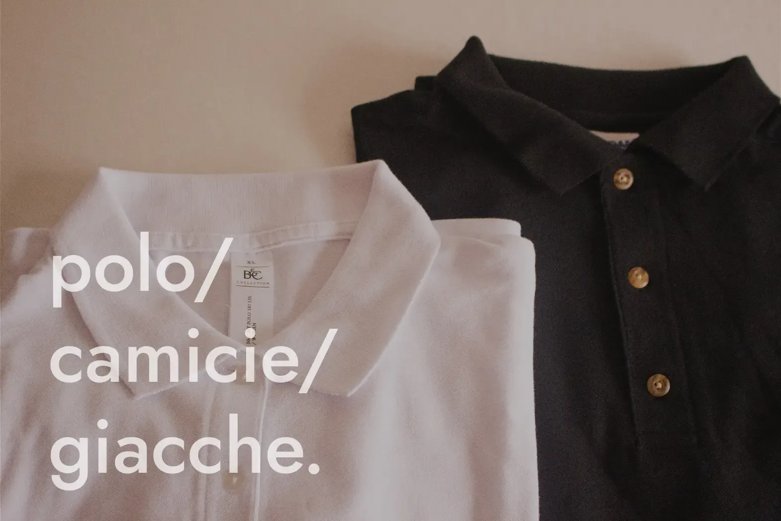 Polo bianca e nera personalizzabile con bottoni a vista, disponibili in diverse taglie e colori per il tuo abbigliamento professionale perfetto