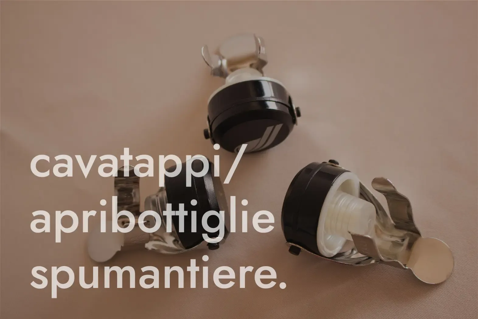 Polo bianca e nera personalizzabile con bottoni a vista, disponibili in diverse taglie e colori per il tuo abbigliamento professionale perfetto